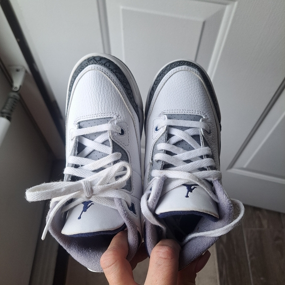 Boys Jordan 3 Retro💙🩶 - Picture 4 of 12